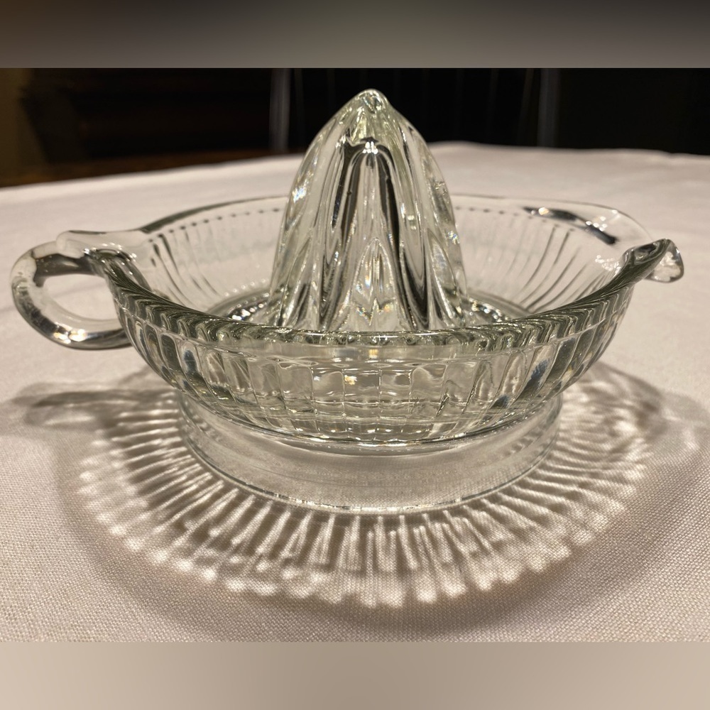 VINTAGE~1950’s~CLEAR GLASS~CITRUS REAMER/JUICER~FINGER HOLD & SPOUT~NICE~G21 - Picture 2 of 4